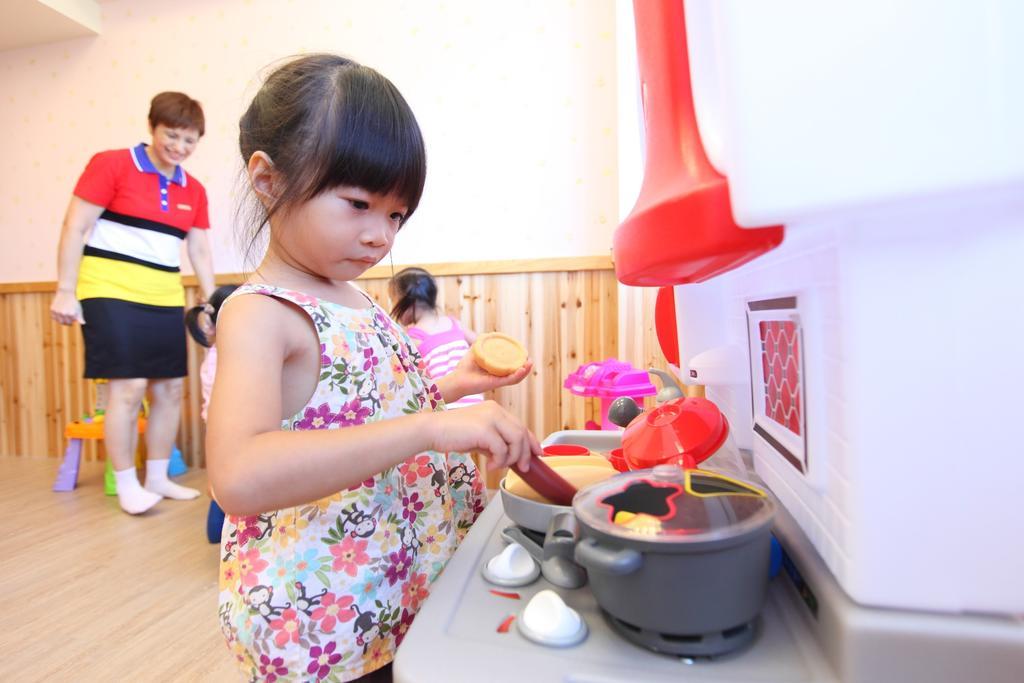 ホテル シャトー・デ・シン花蓮 花蓮市 エクステリア 写真 Child playing with toys
