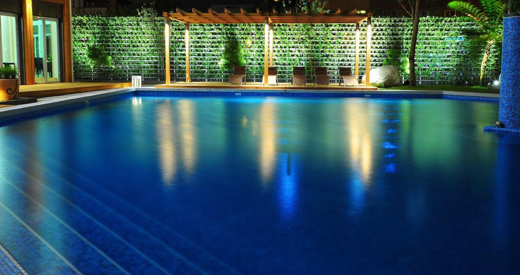 ホテル シャトー・デ・シン花蓮 花蓮市 エクステリア 写真 A swimming pool at night