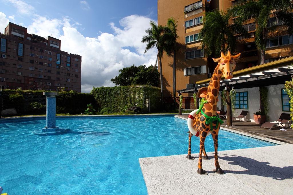 ホテル シャトー・デ・シン花蓮 花蓮市 エクステリア 写真 Swimming pool at the hotel