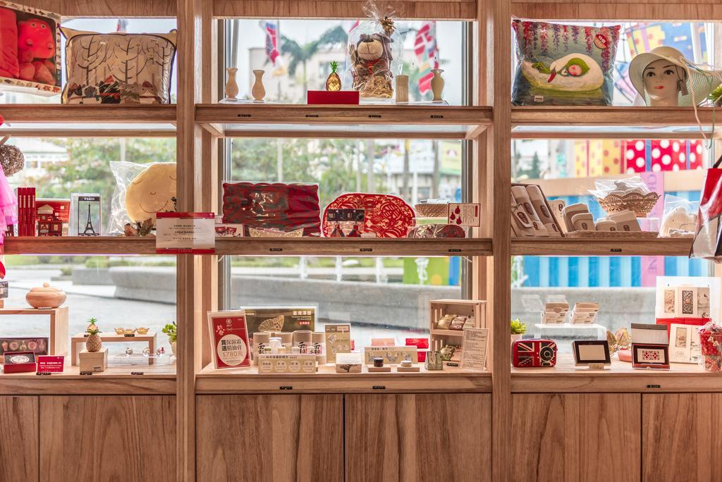 ホテル シャトー・デ・シン花蓮 花蓮市 エクステリア 写真 Souvenir shop at the station