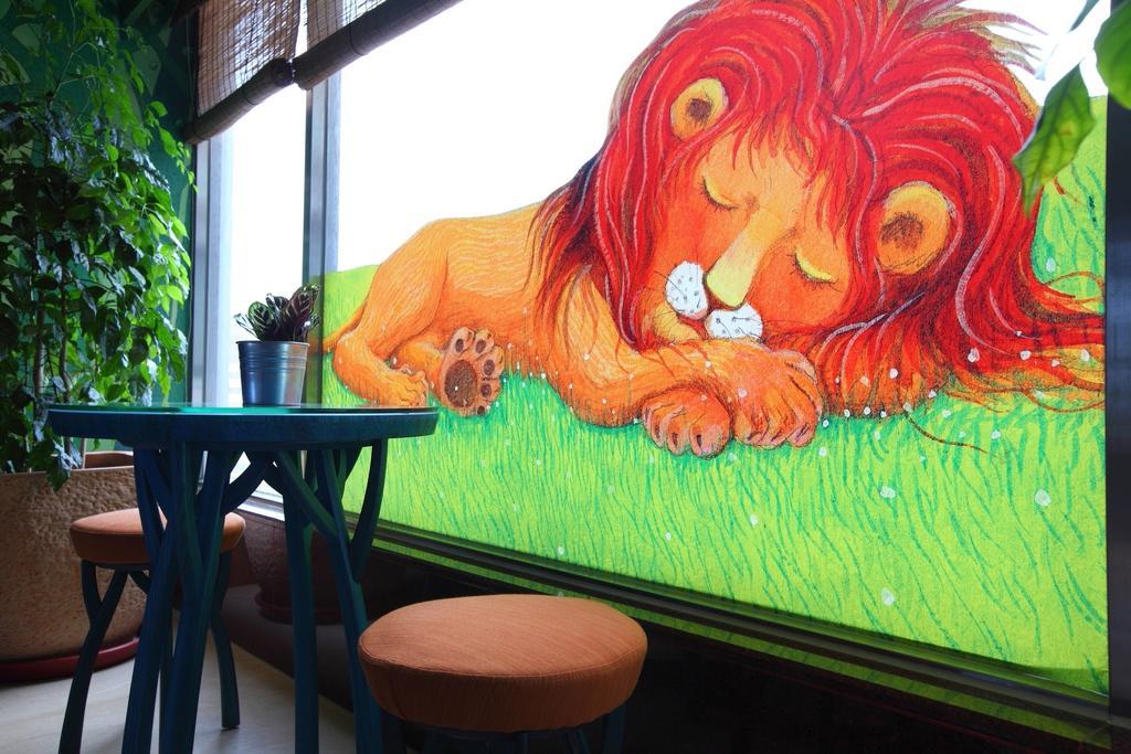 ホテル シャトー・デ・シン花蓮 花蓮市 エクステリア 写真 The Lion King mural at the Lion King Cafe
