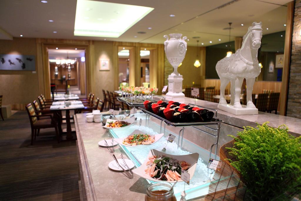 ホテル シャトー・デ・シン花蓮 花蓮市 エクステリア 写真 A buffet at a hotel