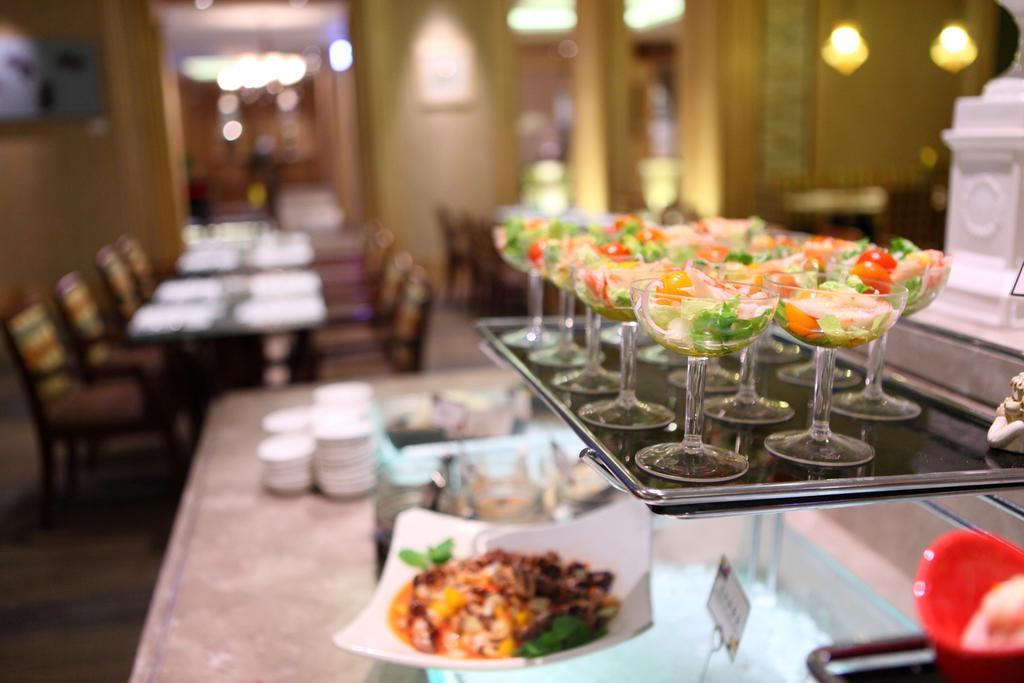 ホテル シャトー・デ・シン花蓮 花蓮市 エクステリア 写真 A buffet at a hotel