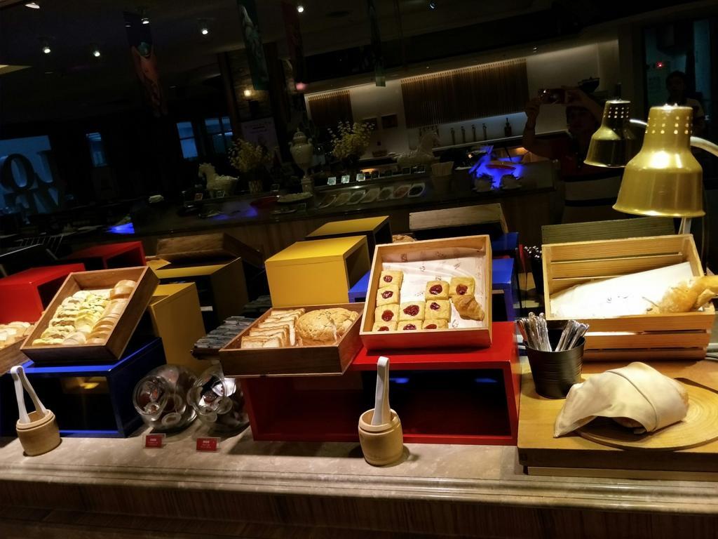 ホテル シャトー・デ・シン花蓮 花蓮市 エクステリア 写真 A selection of dim sum at the buffet at the Shangri-La Hotel, Kuala Lumpur