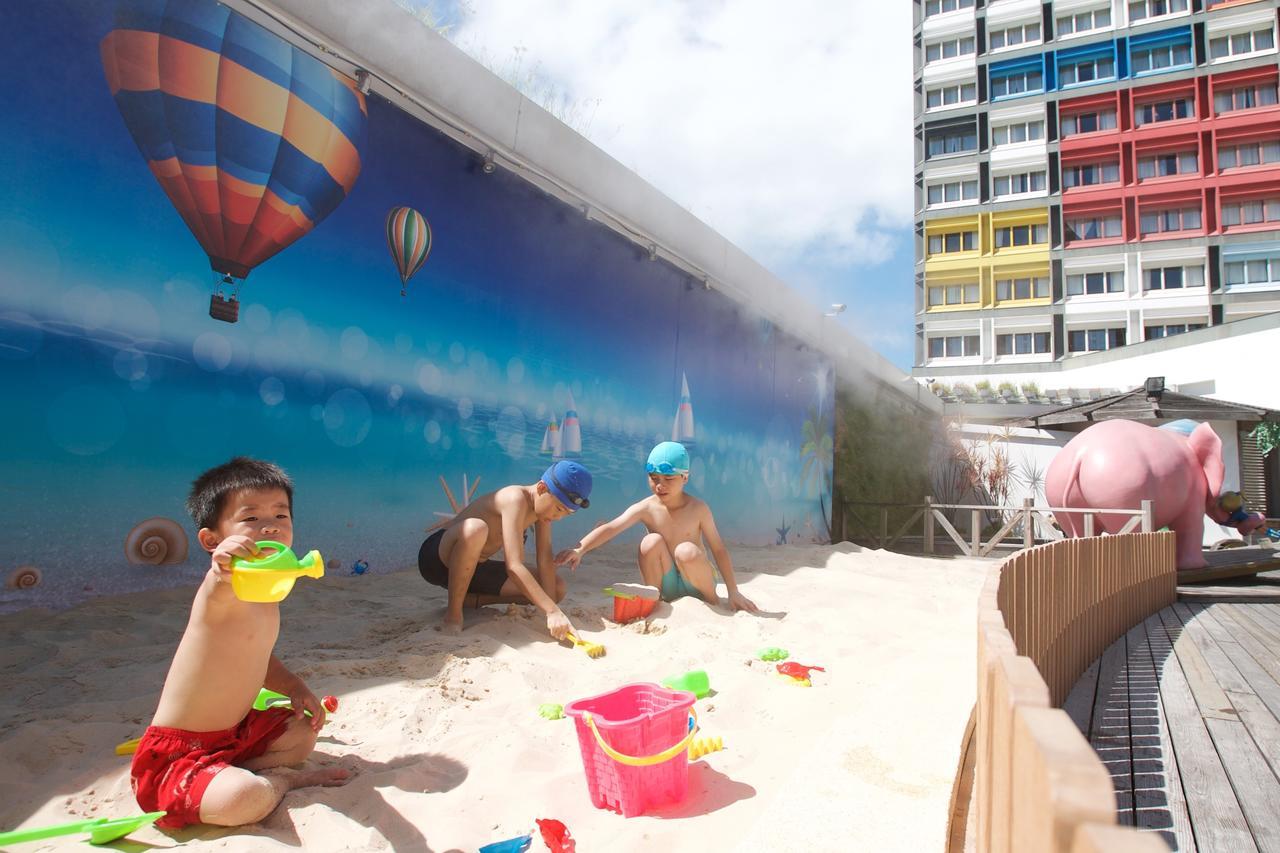ホテル シャトー・デ・シン花蓮 花蓮市 エクステリア 写真 Children playing in the sand at the beach